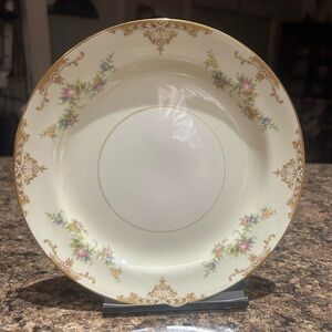 Elegant Floral Gold-Trimmed Plate. A total of 8 plates.